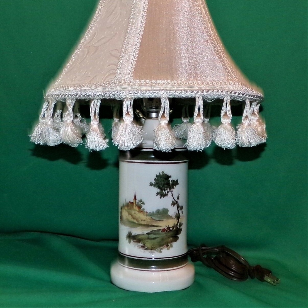 Victorian Couple Mid Century Vintage Lamp & Shade - Picture 4 of 8